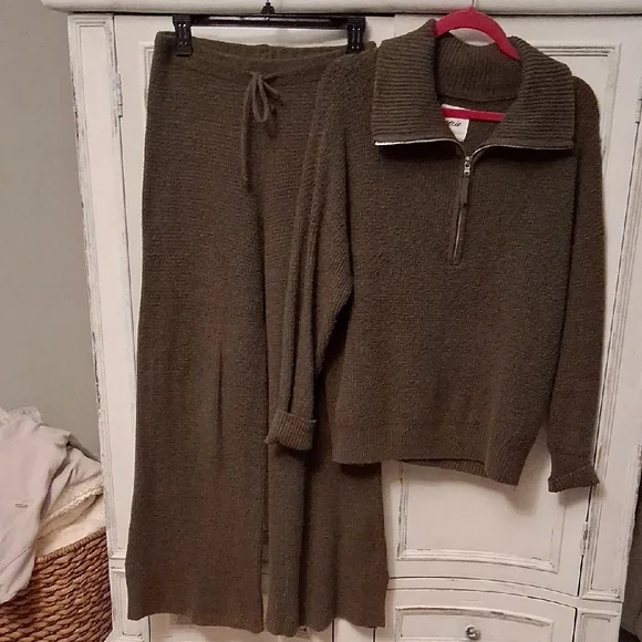 aerie Olive Green Knit Zip-Pullover with Matching Pants - Picture 1 of 7